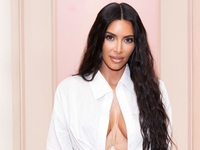 Кім Кардаш'ян у крихітному бікіні влаштувала фотосесію в душі