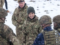 Кейт Міддлтон у камуфляжі зустрілася з ірландськими військовими, які допомагають ЗСУ з розмінуванням