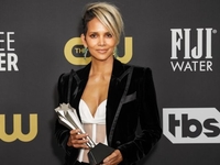 Геллі Беррі показала смішне відео, де стиліст намагається одягнути на неї вузькі штани