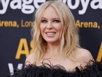 Давно не бачилися: Кайлі Міноуг в ефектній мінісукні продемонструвала бездоганну фігуру