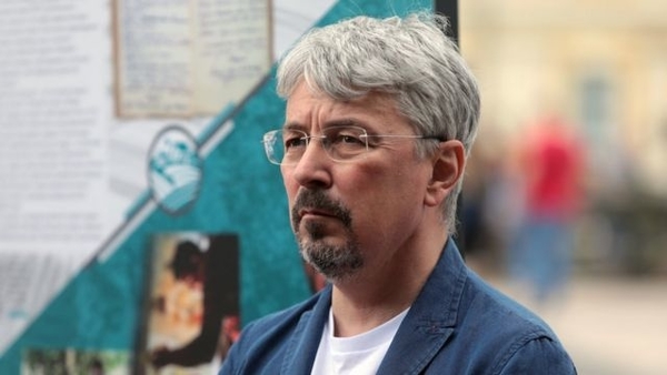 Мінкульт змінив порядок виїзду артистів за кордон: хто зможе виїжджати