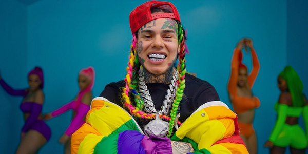На рэпера 6ix9ine напали в душе спортзала - видео