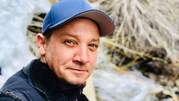 Звезда «Мстителей» Джереми Реннер впервые встал на ноги после жуткой аварии с ратраком — видео