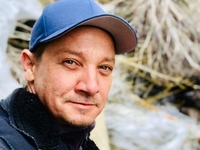 Зірка «Месників» Джеремі Реннер вперше став на ноги після моторошної аварії з ратраком — відео