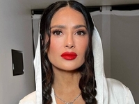 Голлівудська кінозірка Сальма Гаєк показала, як прибирає сміття на дні океану — відео