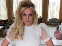 Брітні Спірс показала пляжні кадри у крихітному бікіні