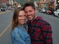 48-летняя Хилари Суэнк впервые стала мамой: актриса родила двойню