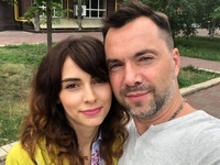 Арестович подшутил над женой Анастасией в день ее рождения