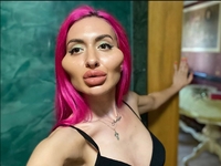 Власниця найбільших вилиць України показала себе до пластики - фото