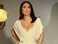 56-річна Сальма Гаєк продемонструвала підтягнуту фігуру в купальнику