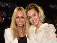 55-летняя мама Майли Сайрус в третий раз выходит замуж — фото с женихом