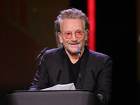 "Выбор между свободой и страхом": Боно из U2 нарисовал портрет Зеленского для обложки журнала