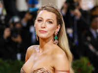 Блейк Лайвли показала, как вместо посещения Met Gala 2023 сцеживала грудное молоко