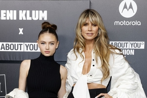 Хайди Клум с 18-летней дочерью Лени устроили фотосессию в нижнем белье