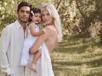 Модель Victoria’s Secret Девон Виндзор во второй раз стала мамой