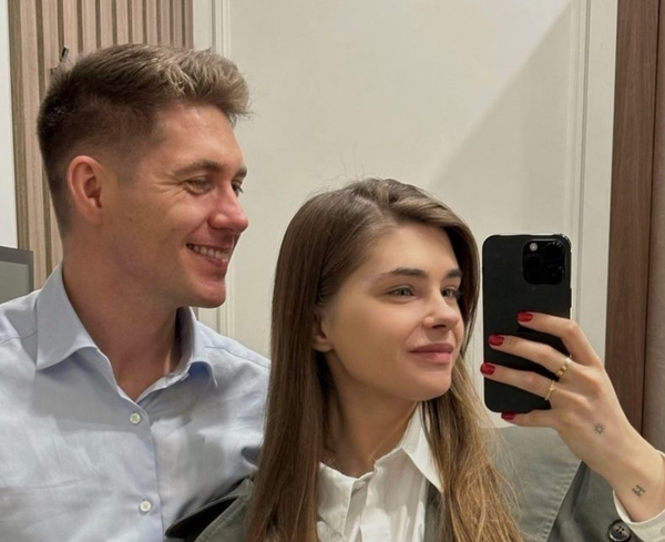 Молода кохана Остапчука запостила відверте фото топлес