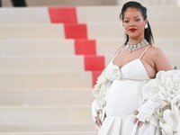 Беременная Рианна отпраздновала 5-летие своего бренда откровенной фотосессией