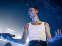 Макс Барских выпустил клип "Знайти себе": ода Киеву, поездка по столице верхом на коне