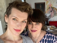 Йовович поблагодарила маму за помощь в карьере: Пожертвовала талантом своего поколения, чтобы привезти меня в Америку