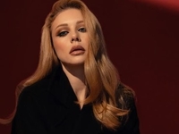 Тина Кароль показала редкие фото с сыном, к которому прилетела в Британию