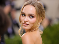 Дочь Деппа и Паради закрутила роман с девушкой и показала фото поцелуя с любимой