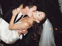 Ариана Гранде поделилась редким фото с мужем на их годовщину свадьбы