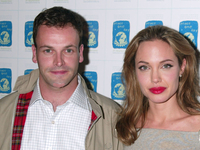 Из актера в пожарного: первый муж Анджелины Джоли сменил профессию