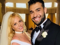 Бритни Спирс запостила видео поцелуя с мужем на фоне слухов об их разводе