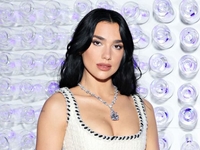 Дуа Липа впервые вышла на красную дорожку с бойфрендом, который старше ее на 14 лет