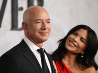Миллиардер Джефф Безос обручился с Лорен Санчес после почти 5 лет совместной жизни