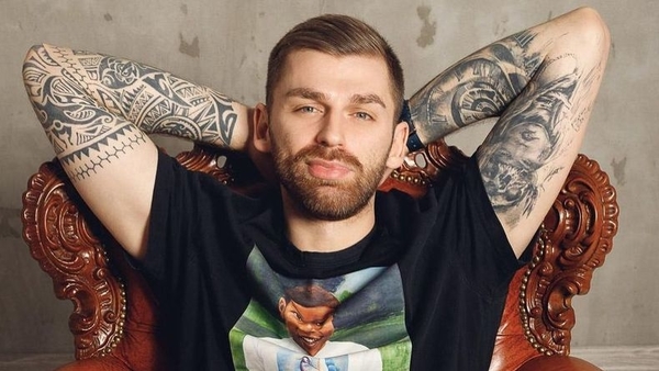 Андрій Рибак із «Холостячки» розсмішив фанів архівним фото зі шкільного альбому