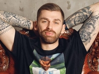 Андрей Рыбак из «Холостячки» рассмешил фанов архивным фото из школьного альбома