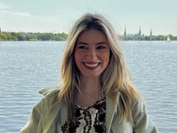 Петрожицкая с улыбкой и цветами заказала по случаю дня рождения донат в 32 грн