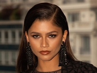 Стильные джинсы, которые подчеркивают все достоинства фигуры: показывает Зендея