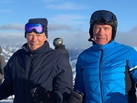 Шварценеггер поздравил Иствуда с 93-летием совместным фото на лыжах