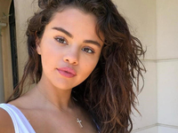 Селена Гомес показала формулу красивого макияжа губ на лето 2023