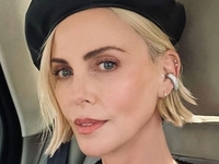 Шарлиз Терон впечатлила публику селфи с гримерки в боди и сетчатом мини