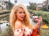 Гросу взялась поднимать летнее настроение красным топом и укулеле в клипе Грозами