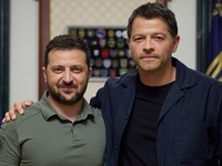 Голлівудський актор Міша Коллінз зняв на відео нічний обстріл Києва