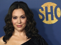 Звезда «Зачарованных» Алисса Милано показала фото с выпускного сына