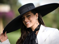 Эшли Грэм продемонстрировала похудевшую фигуру в боди