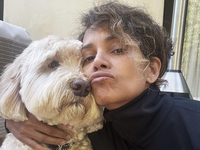 Холли Берри умилила подписчиков поцелуем с 5-м мужем