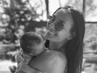 60-летнюю Деми Мур впервые сняли на прогулке с внучкой