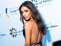 Санта Димопулос похвасталась идеальной фигурой в купальнике на пляже в Монте-Карло