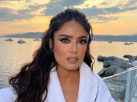 Сальма Гаєк вразила підписників світлиною в синьому купальнику на яхті