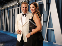 Кевин Костнер обратился в суд, чтобы заставить экс-жену съехать из его дома