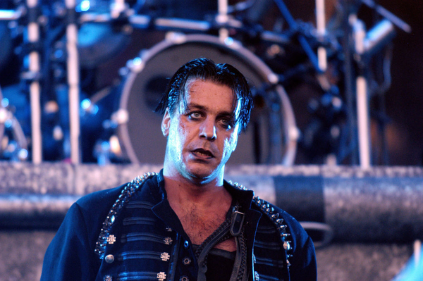Линдеманна подозревают в изнасиловании десятка женщин: против солиста Rammstein возбудили уголовное дело
