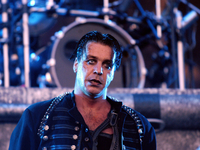 Линдеманна подозревают в изнасиловании десятка женщин: против солиста Rammstein возбудили уголовное дело