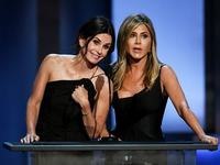 Дженнифер Энистон поздравила Кортни Кокс с 59-летием, запостив фото их поцелуя