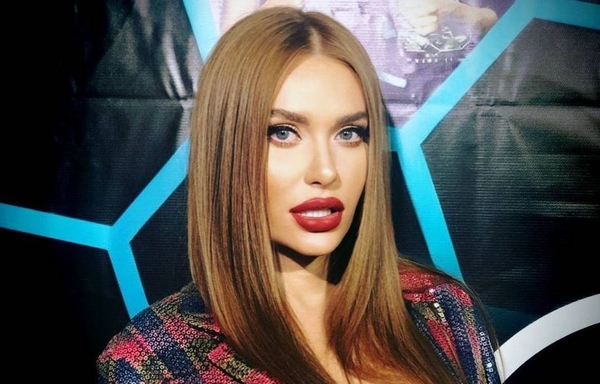 Каминская повеселила подписчиков фотографией внутри клетчатой сумки